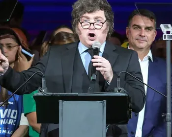 Milei não dançou de fralda em evento de Flávio Bolsonaro; vídeo é IA