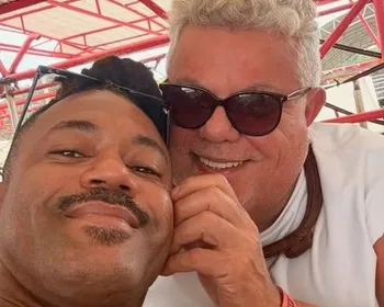 Milton Cunha posa para fotos com o namorado em Maceió