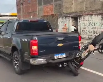 Moto fica presa em carro após acidente e deixa trânsito lento na Assis Chateaubriand