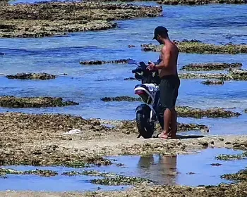 Motociclista é detido após conduzir moto elétrica sobre corais na Ponta Verde