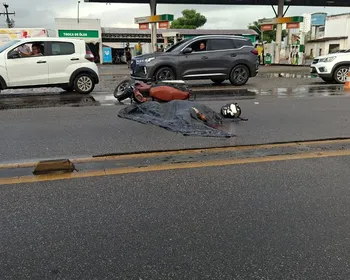 Motociclista morre após colidir com caminhão na Avenida Menino Marcelo