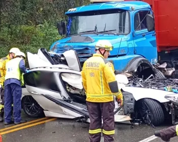 Motorista de BMW morre esmagado por caminhão em rodovia