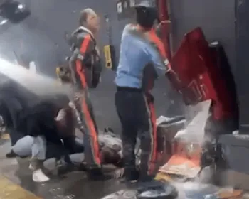 Motorista é atropelado pelo próprio ônibus após descer do veículo