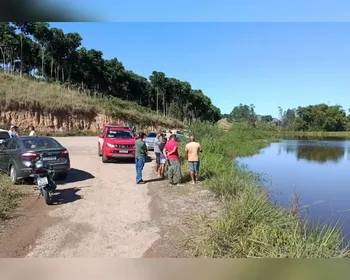 Motorista morre afogado ao buscar ajuda após carro cair em represa