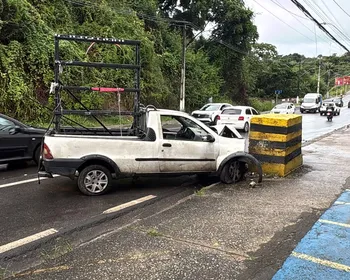 Motorista perde controle da direção e bate em mureta na Avenida Leste-Oeste