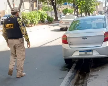 Motorista sem CNH é flagrado com carro irregular durante operação em Maceió