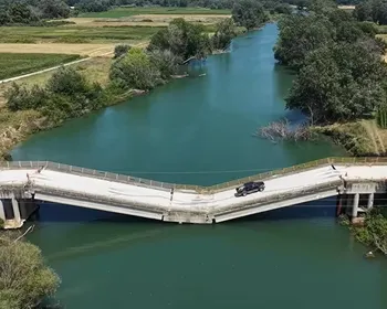 Motoristas usam ponte caída para economizar tempo na Grécia