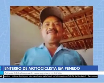Mototaxista de 51 anos é enterrado após morrer em acidente registrado por câmeras em Penedo