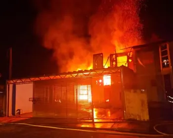 Mulher é agredida por companheiro e tem casa incendiada no interior