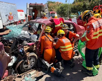 Mulher e criança são socorridas após carro bater em caminhão