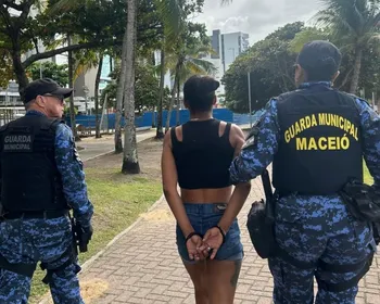 Mulher é presa por suspeita de tráfico de drogas em operação na Pajuçara