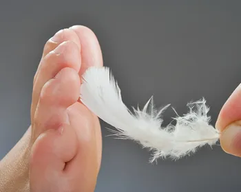 Mulher ganha R$ 725 para fazer cócegas em homem que conheceu na igreja