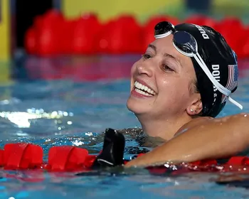 Natação: Kate Douglass bate recorde mundial duas vezes em nove horas