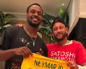 Neymar se encontra com filho de LeBron James e autografa camisa do Brasil