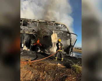 Ônibus com 65 passageiros pega fogo e interdita rodovia