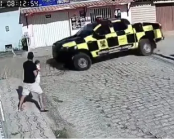 Pai e filho escapam por segundos de serem atingidos por viatura durante perseguição
