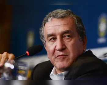 Parreira continua sedado em estado grave e respira por aparelhos