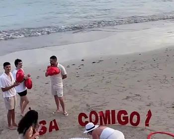 Pedido de casamento na Praia de Pajuçara emociona internautas em Maceió