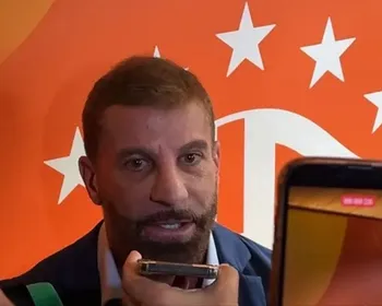 Pedrinho, do Vasco, ironiza e manda recado a Bap, do Flamengo: ‘Acho que ele é vascaíno’