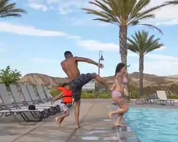 Polícia vai à casa de rapper após ele chutar a esposa grávida na piscina; vídeo