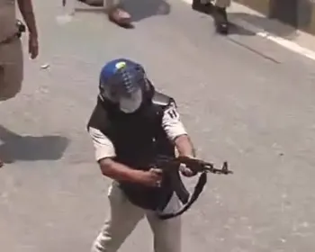 Policial que atirou com fuzil AK-47 em manifestação na Índia é afastado