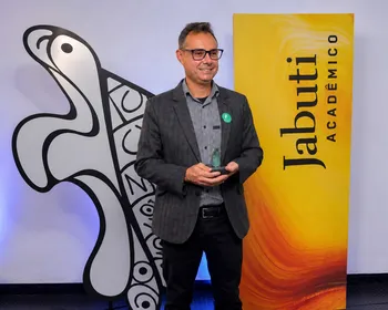 Professor do Cesmac, Fábio Lins vence o Prêmio Jabuti Acadêmico 2026