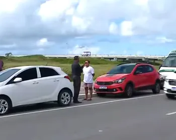 Quatro veículos se envolvem em engavetamento na Praia da Avenida, em Maceió