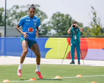 Raphinha volta a treinar com grupo da Seleção Brasileira após lesão