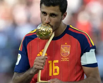 Rodri desbanca Messi e conquista Bola de Ouro da Copa do Mundo