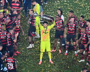 Rossi esclarece fala sobre futuro e garante desejo de permanecer no Flamengo
