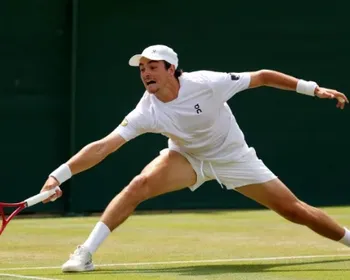 Russo não dá brecha, João Fonseca perde e dá adeus a Wimbledon