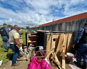 Município remove barraco irregular usado por suspeitos de tráfico no Benedito Bentes
