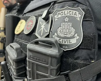 Suspeito armado invade delegacia enquanto perseguia mulher que registrava ocorrência na Deam