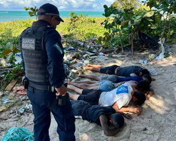 Suspeitos são presos escondendo crack na areia da praia da Jatiúca