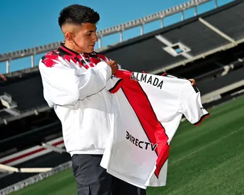 Torcedores do Flamengo zombam Almada após apresentação no River Plate
