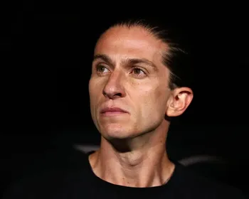 Torcida do Flamengo manda recado a Filipe Luís após acerto com novo clube