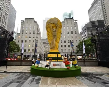 Troféu da Copa do Mundo feito de LEGO surge em NY e impressiona com mais de 1,3 milhão de peças