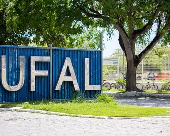 Ufal suspende reconhecimento de diplomas de mestrado e doutorado de faculdade no Paraguai