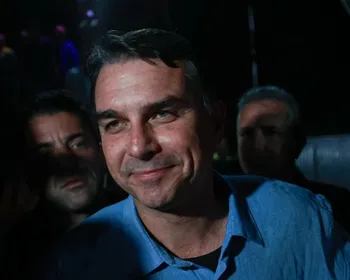 UFRJ nega que Flávio Bolsonaro tenha feito pós-graduação na universidade