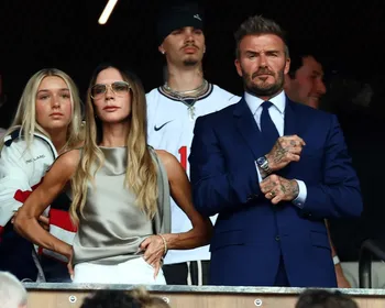 Victoria Beckham usa visual sofisticado da própria marca na Copa 2026