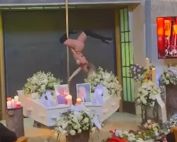 Vídeo: dançarina faz apresentação de pole dance em funeral de casal
