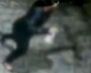 Vídeo mostra mulher pedindo socorro após ser esfaqueada pelo ex-companheiro