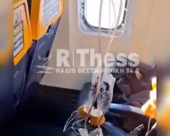 VÍDEO: passageiro é quase sugado para fora do avião em voo na Grécia