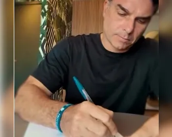 Vídeo: Proibido de visitar o pai, Flávio Bolsonaro escreve carta: "Até breve"