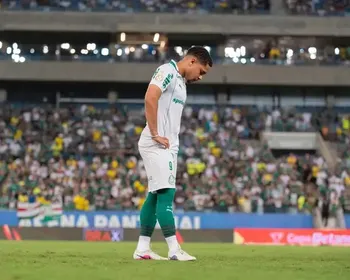 Vitor Roque amplia jejum e completa cinco meses sem marcar