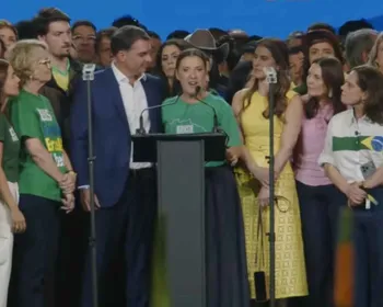 “Vou servir ao seu lado”, diz cotada a vice de Flávio Bolsonaro