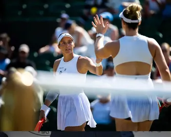 Wimbledon: Luisa Stefani vai à final de duplas ao lado de Dabrowski