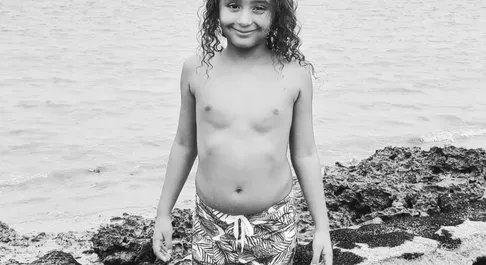 Mãe de menino morto pelo tio-avô faz homenagem emocionante ao filho; veja!
