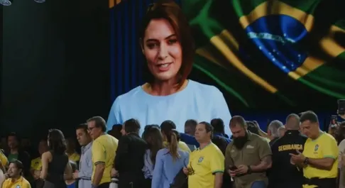 Michelle Bolsonaro cita Flávio só uma vez em vídeo de convenção do PL.
