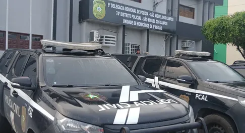 Operação contra facções prende três suspeitos e apreende arma e drogas em AL
